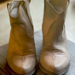 Very volatile ankle boots